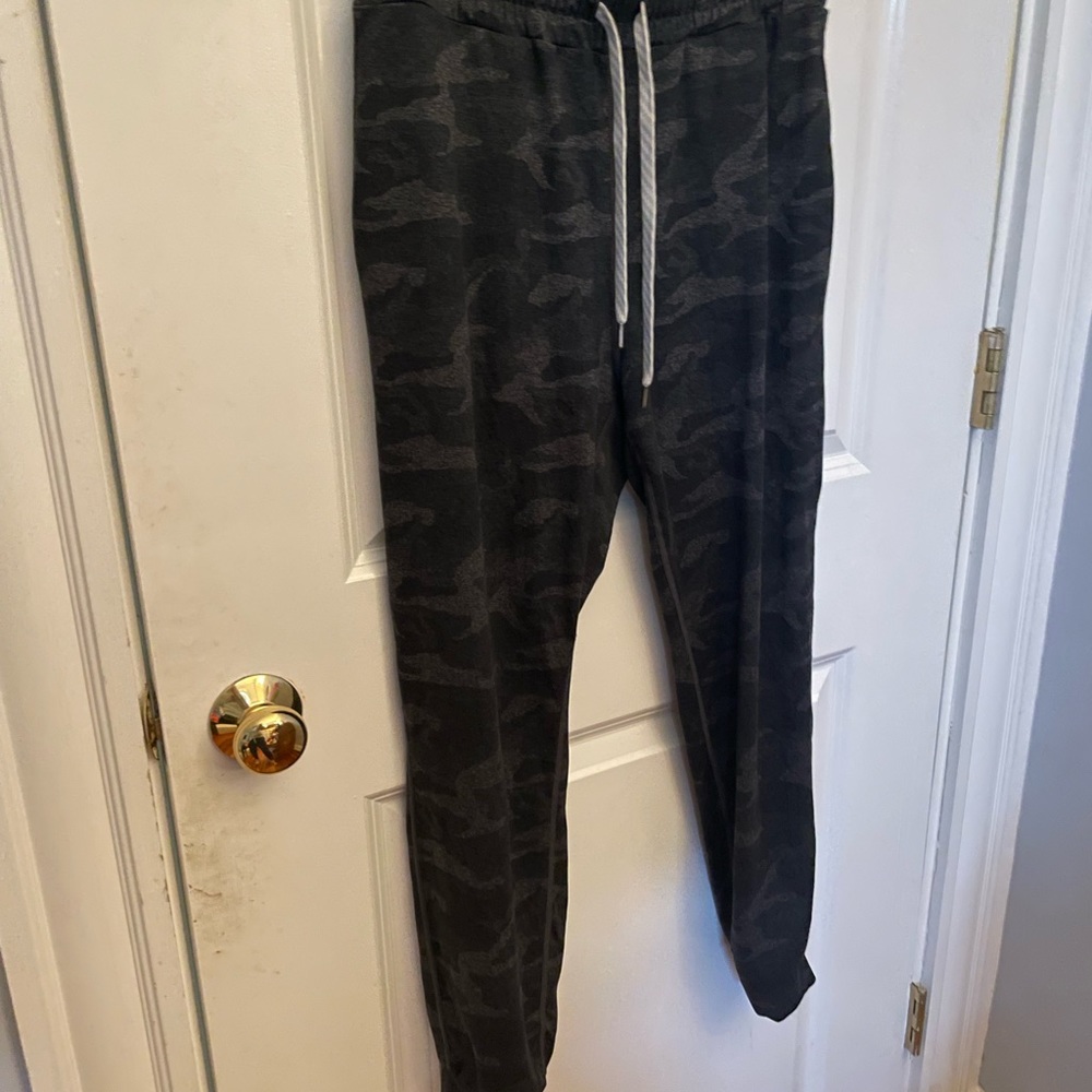 Vuori women’s performance jogger black camo medium
